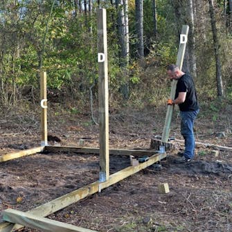 Bygg Stort vedskjul: Skru fast stolpene Bygg Stort vedskjul